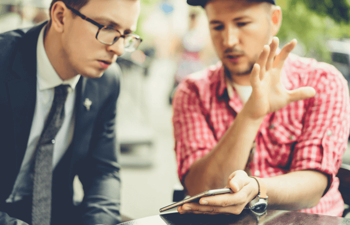 corretor de imóveis referência no bairro conversando